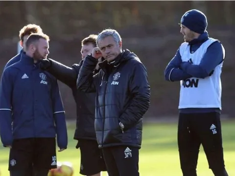 Giữa bão chỉ trích, Mourinho đăm chiêu nhìn học trò tập luyện