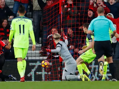 Hại đồng đội, sao Liverpool bị chê bai thậm tệ