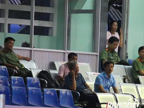 Bị cấm chỉ đạo, ông Hải dùng điện thoại liên hệ ban huấn luyện FLC Thanh Hóa