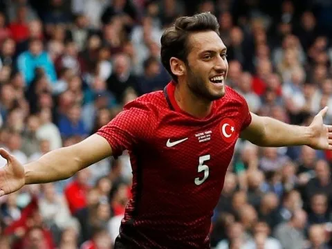 Hakan Calhanoglu - Người dọn cỗ quen thuộc cho Chicharito