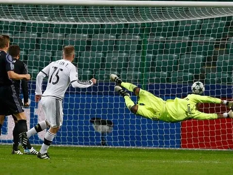 Hàng thủ chơi như mơ ngủ, Real cầm hòa Legia trong màn rượt đuổi kịch tính