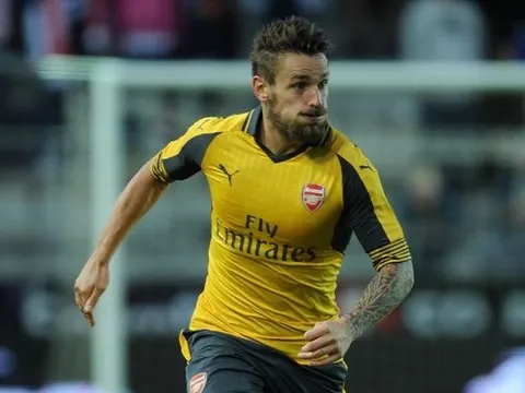 Hàng thủ tan hoang, Wenger cầu cứu "người thừa"