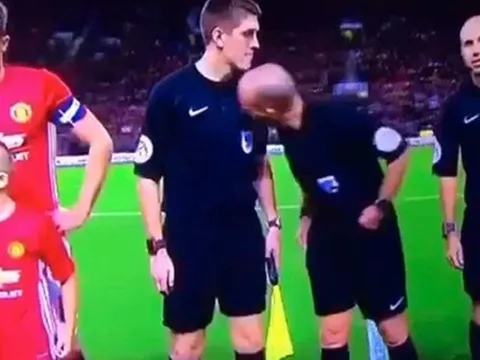 Hành động lạ của trọng tài Dean trận M.U - Man City