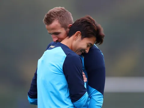 Harry Kane và Son Heung-min ôm nhau thân thiết trên sân tập