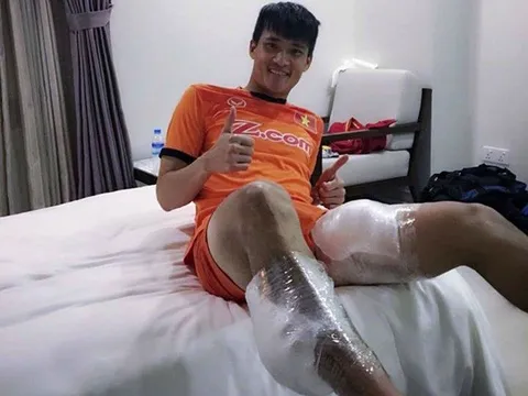 Hậu chiến thắng Malaysia, Công Vinh “khoe” hai đùi... chườm đá