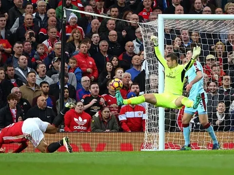 Herrera thẻ đỏ, Mourinho thất thần nhìn Ibra phung phí cơ hội