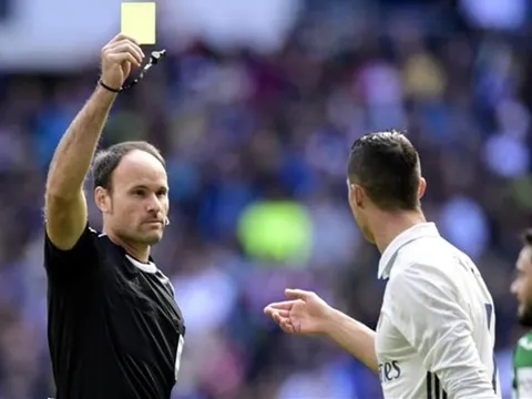 Hết quở trách, Ronaldo tiếp tục chửi thề