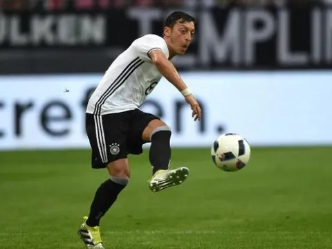 Mesut Oezil so sánh bản thân với Ronaldo