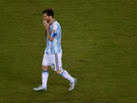 CĐV Chile thu về 700 triệu nhờ trái bóng sút hỏng của Lionel Messi