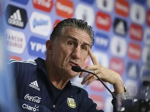 HLV Argentina nổi cáu với cách Barca 'chăm sóc' Messi