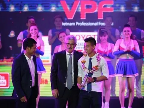 HLV Hữu Thắng bỏ dở Gala vì bị mất mặt