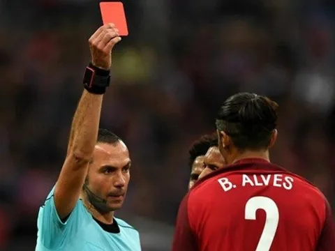 "Hung thần" Alves nói gì sau pha kung-fu vào mặt Kane?