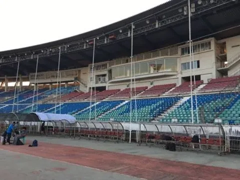 Thầy trò HLV Hữu Thắng làm quen sân "may mắn"