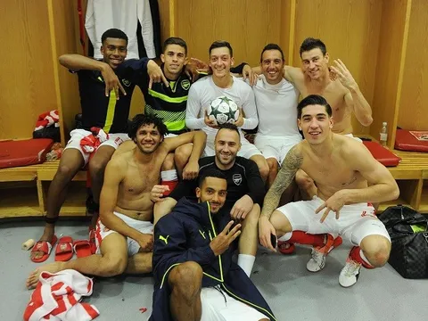 Huyền thoại M.U chỉ trích cầu thủ Arsenal ăn mừng 'quá đà'