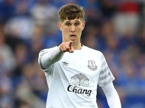 Huyền thoại M.U đốc thúc CLB chiêu mộ John Stones