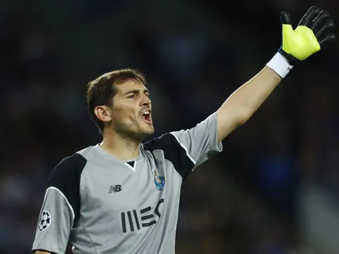 Iker Casillas xô đổ kỷ lục của Xavi Hernandez tại Champions League