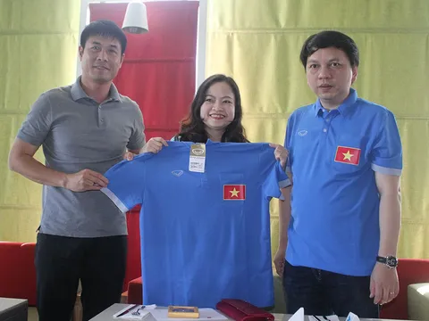 Đại sứ quán Việt Nam tại Myanmar thăm tặng quà cầu thủ Việt Nam
