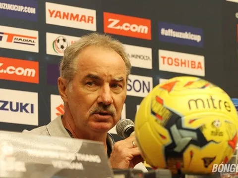 HLV Alfred Riedl: "Cơ hội vào chung kết chia đều cho Việt Nam và Indonesia"