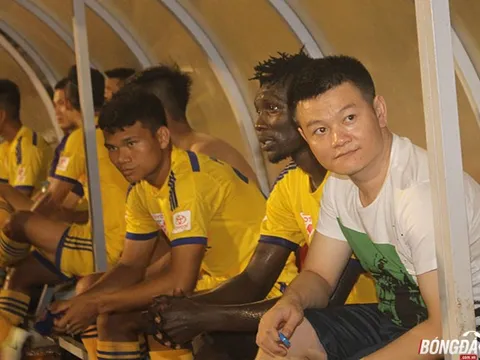 Văn Quyến động viên đàn em sau khi SLNA thua CLB Sài Gòn