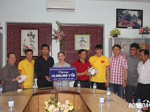 Thầy trò Hữu Thắng ngỡ ngàng với kiến thức bóng đá trẻ em làng SOS TP.HCM
