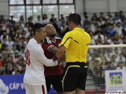 Cầu thủ Ai Cập phun nước miếng, đòi “tẩn” đội trưởng futsal Việt Nam