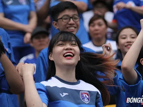 Fan nữ "đốt lửa" khán đài sân Cẩm Phả