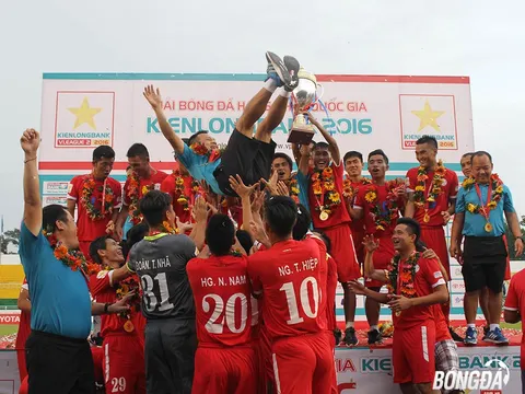 Thầy trò Lư Đình Tuấn vỡ òa niềm vui ngày vô địch
