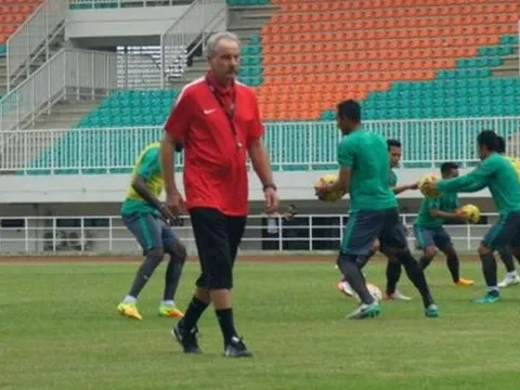 Indonesia than trời vì mặt sân Pakansari quá xấu
