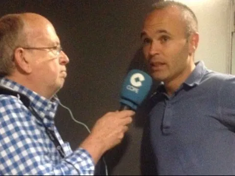 Iniesta ra tín hiệu cho BLĐ Barcelona