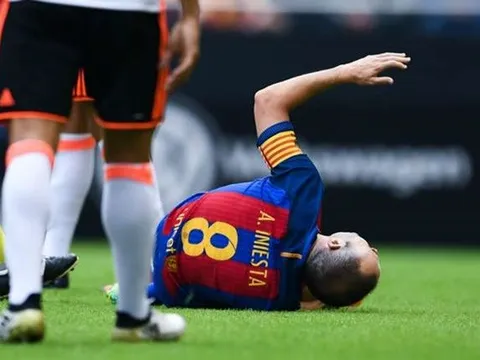 Iniesta rời sân bằng cáng, Barca lo sốt vó
