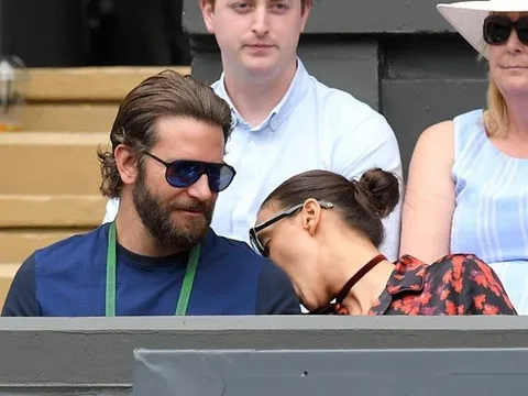 Bồ cũ Ronaldo âu yếm người tình ở trận thua của Federer