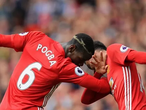 Jesse Lingard nhiệt tình 'troll' Paul Pogba trong giờ ăn