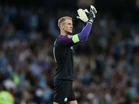 Joe Hart vẫy tay chào tạm biệt CĐV Man City trên sân Etihad