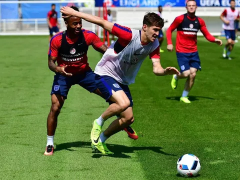Guardiola ra giá 50 triệu bảng, Man United vẫn chưa chịu thua vụ John Stones