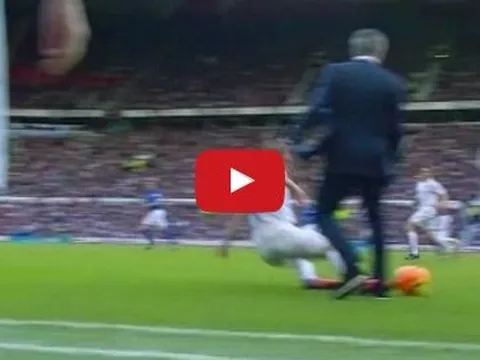 Jose Mourinho vào sân đốn ngã cầu thủ vẫn được vỗ tay hoan nghênh