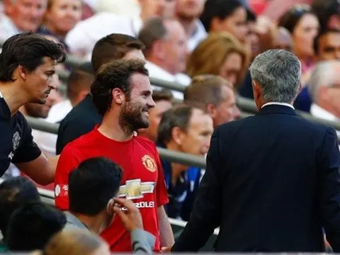 Juan Mata phì cười vì bị Mourinho thay ra cuối hiệp 2