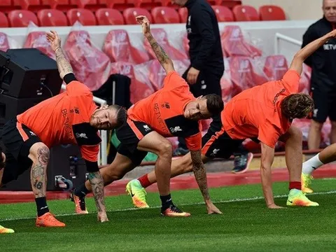 Juergen Klopp bĩu môi, cầu thủ Liverpool vẫn hăng say tập luyện
