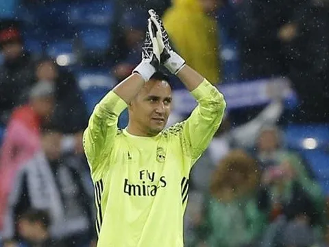 Keylor Navas nhận 'quà' từ BLĐ Real
