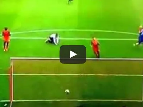 Khoảnh khắc khiến Steven Gerrard bị châm biếm ê chề