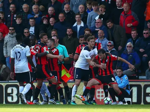 Không thể ghi bàn, Sissoko suýt ăn thua đủ với hậu vệ Bournemouth