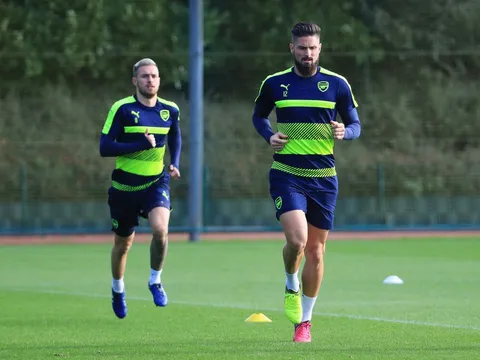 Không thể thi đấu, Ramsey và Giroud vẫn nỗ lực trên sân tập cùng Arsenal