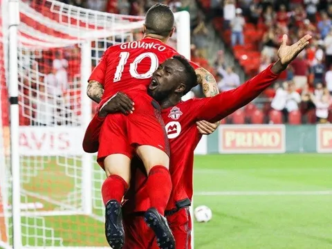 "Kiến nguyên tử" làm bùng nổ giải MLS bằng hattrick ấn tượng