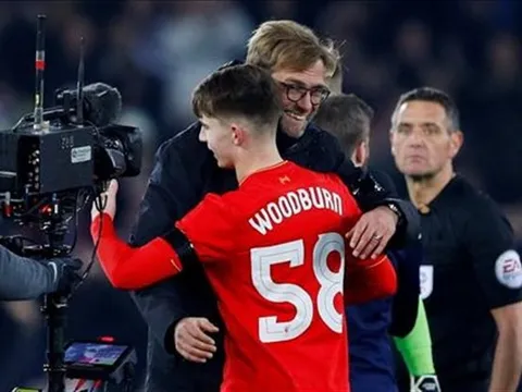 Klopp khó chịu khi truyền thông tâng bốc Woodburn