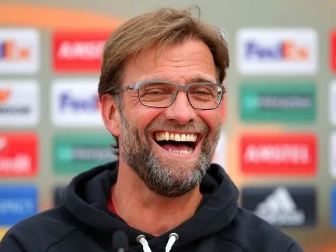 Klopp phản ứng hài hước khi nghe tiếng chuông điện thoại