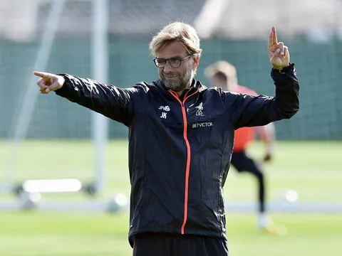 Klopp tạo dáng 'đáng yêu' trên sân tập cùng Liverpool