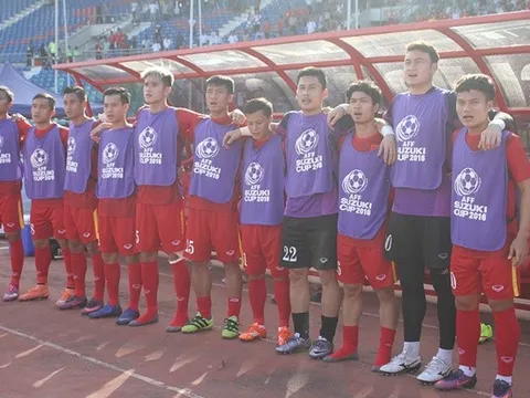 Lãnh đạo LĐBĐ Việt Nam xuống sân động viên Công Phượng