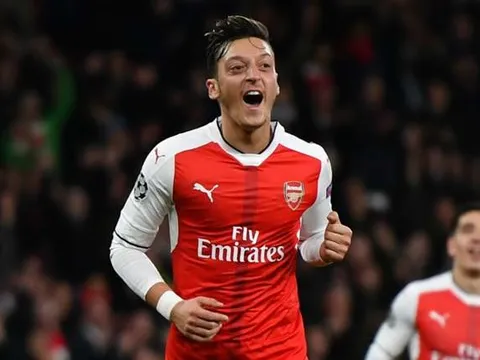 Lập hattrick, Ozil vẫn bị Walcott 'đá xoáy'
