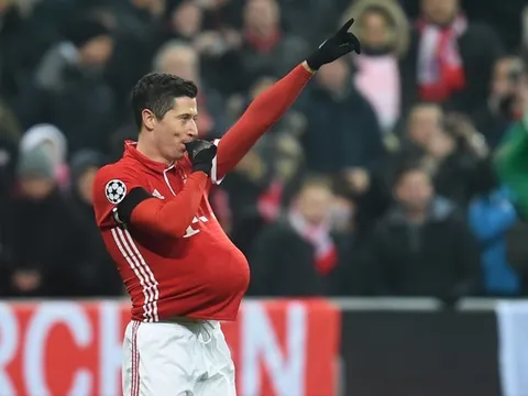 Lewandowski ngầm báo tin vui bằng bụng bầu giả
