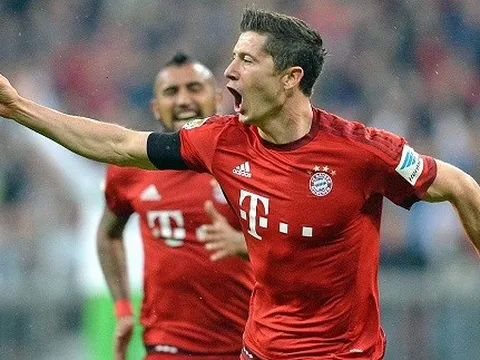 Lewandowski tỏa sáng: Hùm xám thắng chật vật