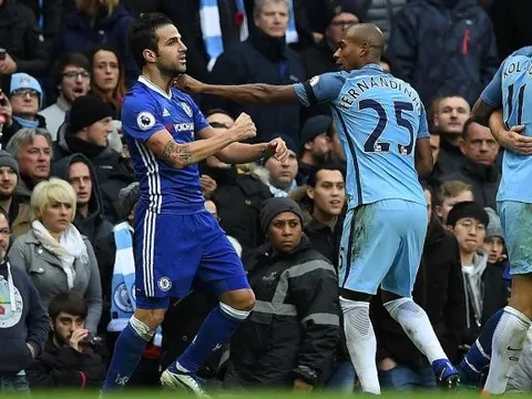 Lí do Aguero và Fernandinho nhận thẻ đỏ là đây